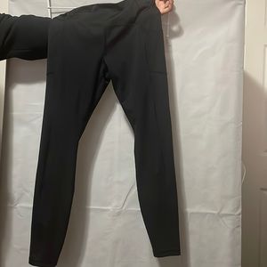 black athletic leggings with pockets
